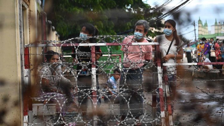 Persone in attesa della liberazione dei prigionieri davanti un carcere di Yangon
