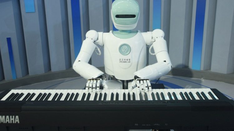 Ein Roboter spielt Klavier