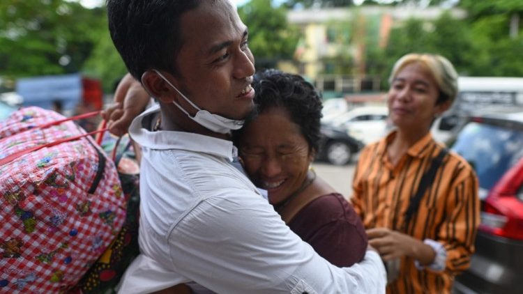 Ein Mann feiert seine Befreiung aus einem Gefängnis in Rangun, Myanmar