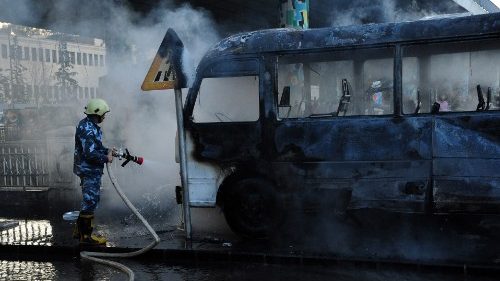 Siria, atentado contra un autobús militar en Damasco: al menos 13 muertos