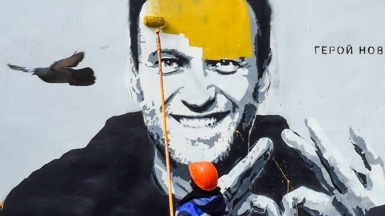 St. Petersburg: Ein Graffiti des Regimekritikers Nawalny wird von einem Arbeiter übermalt