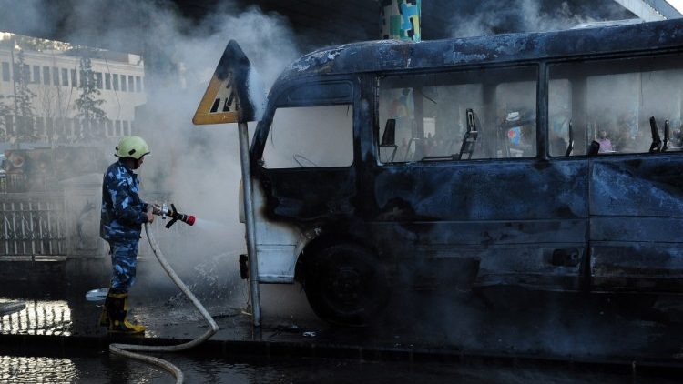 Ônibus miitar em Damasco, vítima de atentato