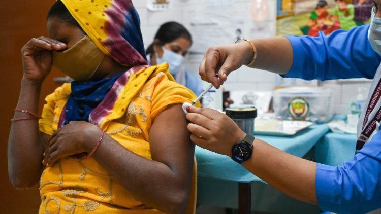 Una donna indiana riceve il vaccino per il Covid-19 (Prakash Singh / Afp)