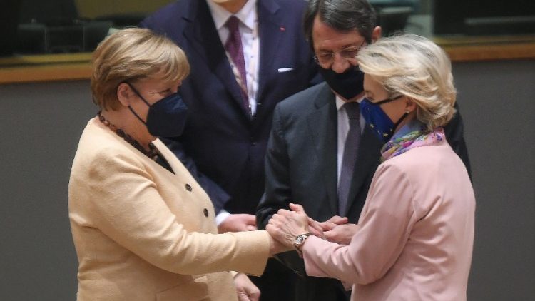 La presidente della Commissione europea von der Leyen e la cancelliera tedesca Merkel al Consiglio europeo