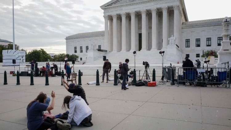 Frauen beten vor dem Supreme Court, dem Obersten Gerichtshof der USA