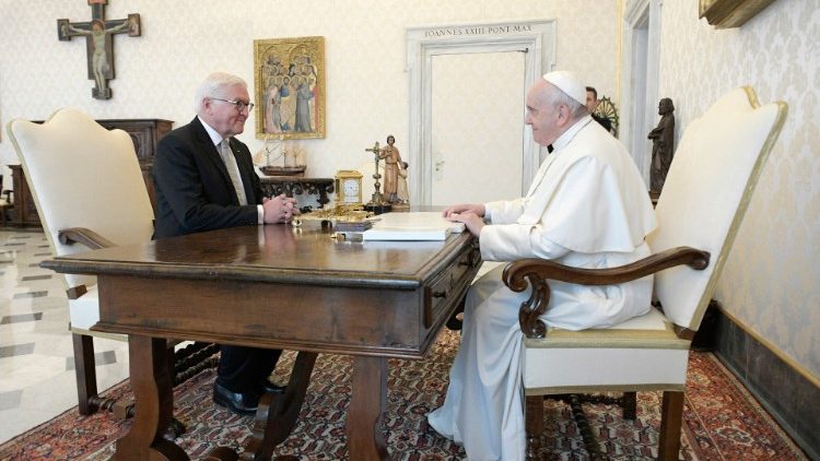 教皇フランシスコ、ドイツのシュタインマイヤー大統領を迎えて　2021年10月25日　バチカン宮殿