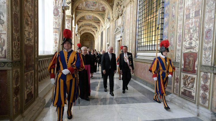 O presidente da Alemanha chegando ao Vaticano