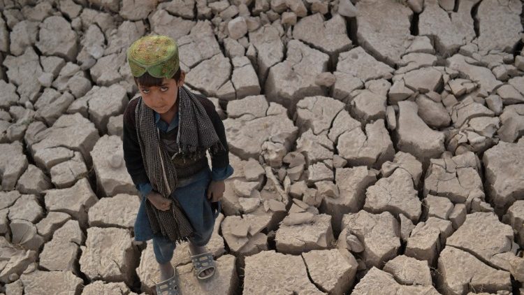 Esta foto tomada el 15 de octubre de 2021 muestra a un niño de pie sobre una tierra seca en el distrito de Bala Murghab de la provincia de Badghis.