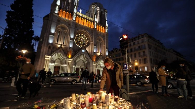 Fleurs et bougies déposées devant la basilique par de nombreuses personnes, après l'attentat du 29 octobre 2020 - archives