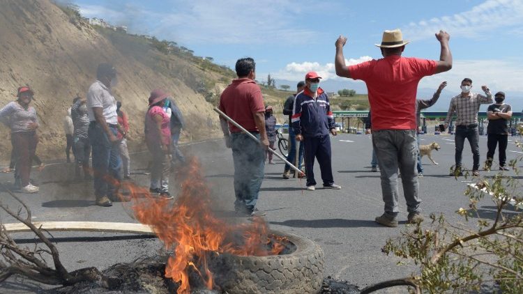I manifestanti hanno bloccato, nel corso delle proteste, anche diverse vie di comunicazione nel Paese (Rodrigo Buendia / Afp)