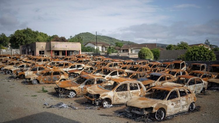 Bei Protesten niedergebrannte Autos im Hof eines Händlers (Archivbild)