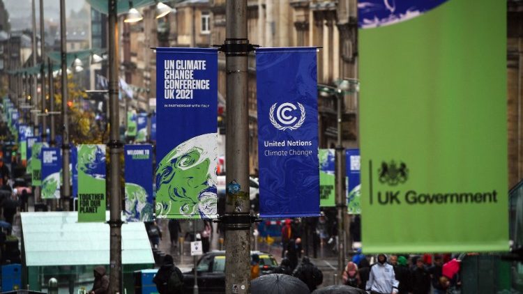 Glasgow-i utca látképe a COP26 plakátjaival