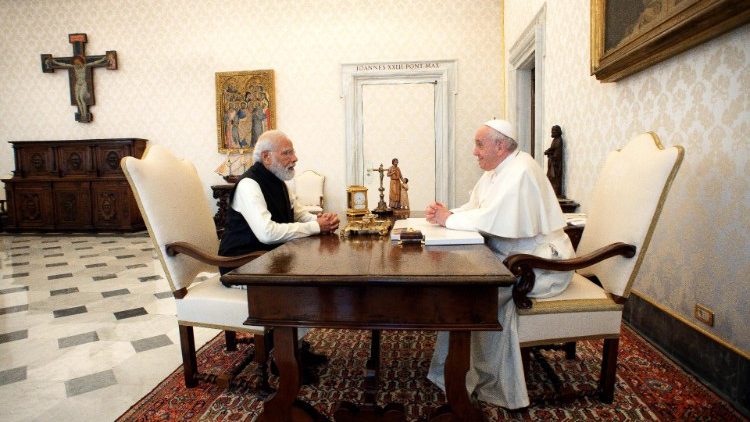 教皇フランシスコ、インドのモディ首相と  　2021年10月30日　バチカン宮殿