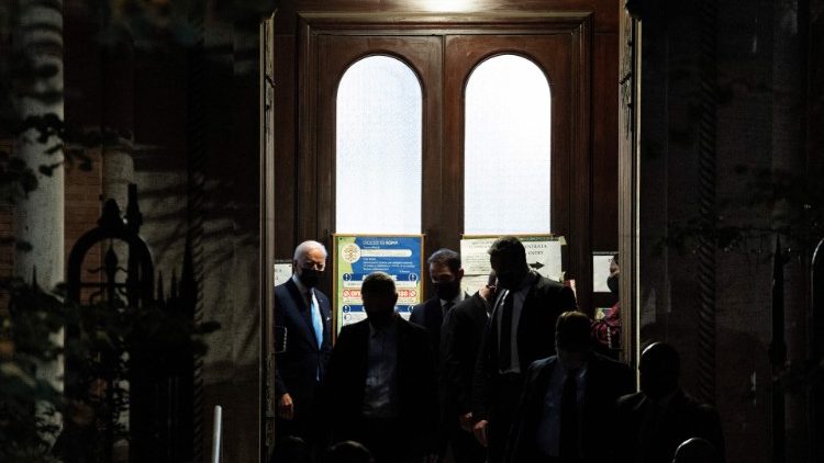 US-Präsident John Biden verlässt die römische Kirche San Patrizio