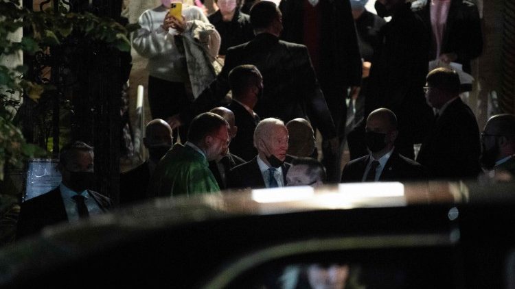 Americký prezident Joe Biden odchází z kostela svatého Patrika (San Patrizio a Villa Ludovisi) po mši 30. října 2021 v Římě na okraj summitu G20. (Foto: Brendan Smialowski / AFP)