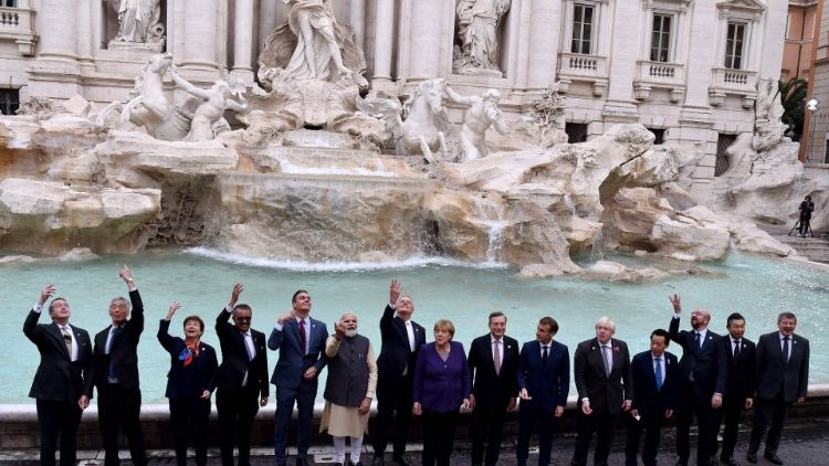 Auch Teilnehmer des G20-Gipfels in Rom im Oktober  2021 - inklusive der damaligen deutschen Kanzlerin Angela Merkel - warfen eine Münze in den Trevibrunnen