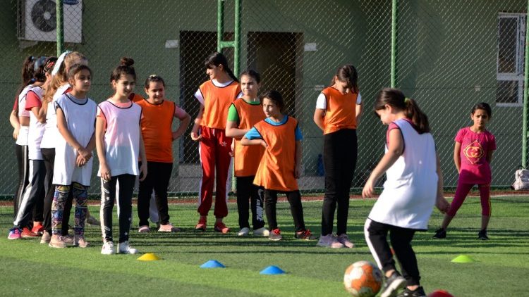 Meninas iraquianas participam de um treinamento no clube esportivo Bartalla, na cidade de Bartalla a leste da cidade de Mosul, na província de Nínive