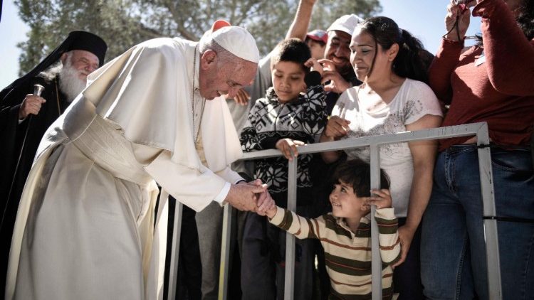 Papst Franziskus 2016 auf Lesbos. Die Insel, auf der viele fFüchtlinge landen, steuert Franziskus im Dezember ein zweites Mal an.  