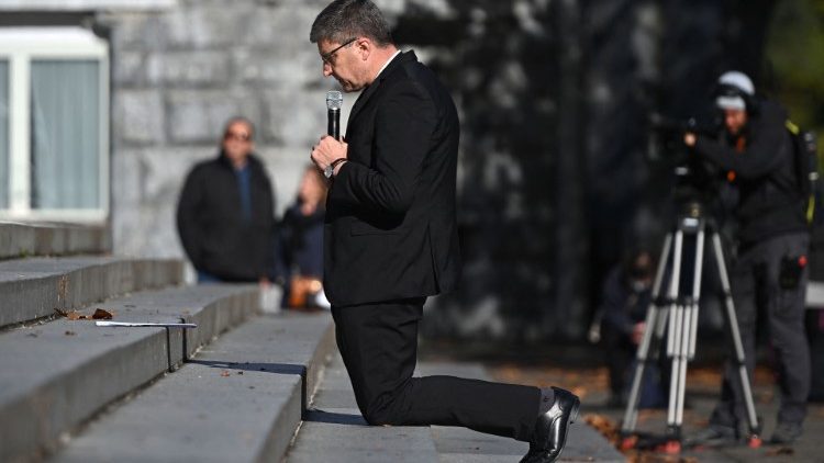 Kniefall: Der Vorsitzende der Bischofskonferenz bat Missbrauchsopfer in Lourdes um Vergebung