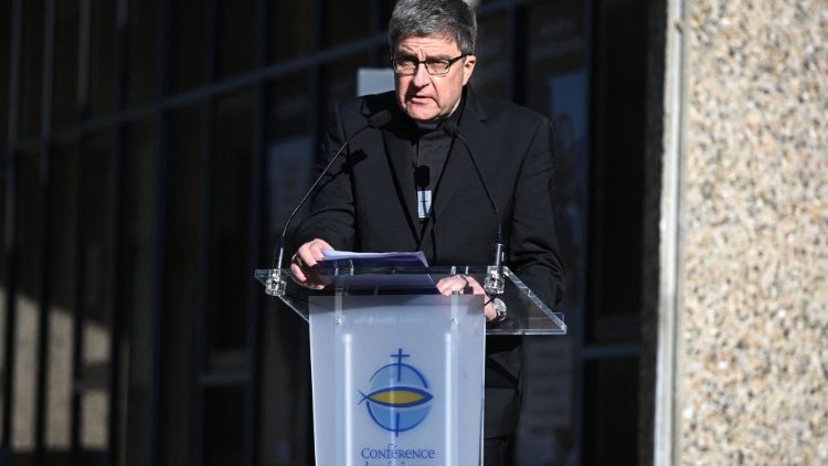 Předseda Francouzské biskupské konference, arcibiskup Eric de Moulins-Beaufort, při kající bohoslužbě