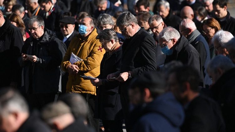 Les évêques de France et des fidèles à Lourdes, lors d'un temps pénitentiel et mémoriel pour les victimes d'abus, le 6 novembre 2021