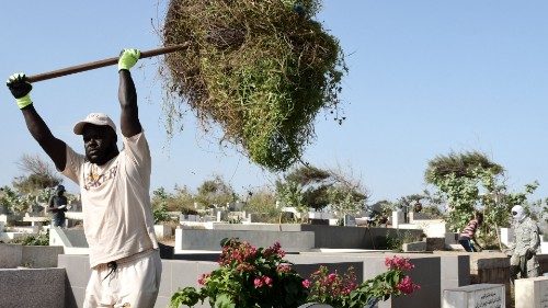 Sénégal: des jeunes chrétiens désherbent un cimetière musulman