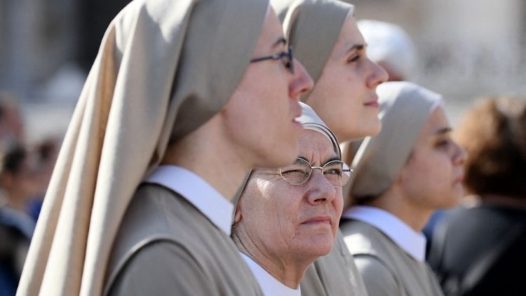 Ordensfrauen beim Mittagsgebet am Petersplatz