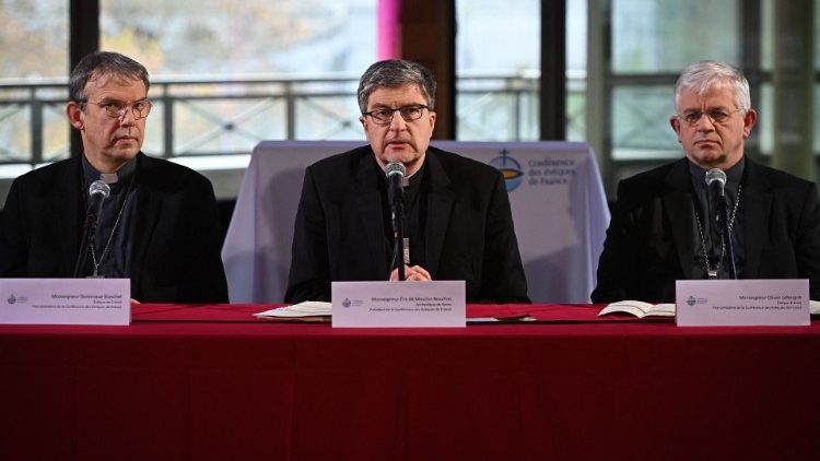 Záber z tlačovej konferencie biskupov Francúzska