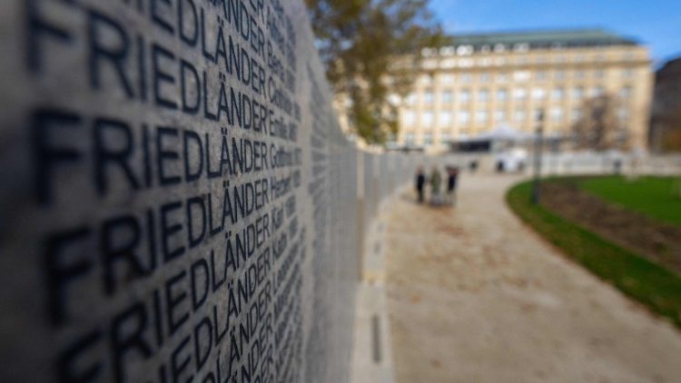 Wand mit Namen von Opfern der Shoah in Wien