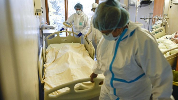 बुल्गारिया में सोफिया के लोरेनेट्स अस्पताल में कोविद  के मृतक मरीज के बेड को खींचते हुए स्वास्थ्य कर्मी