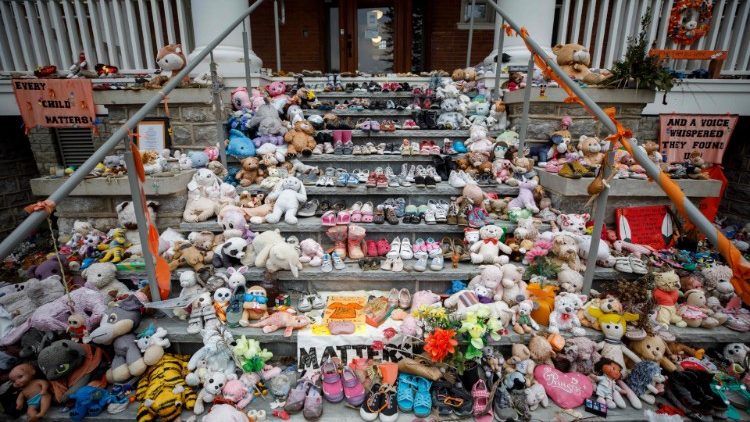 Kinderschuhe und Stofftiere im Gedenken an verschwundene Kinder der früheren "Mohawk Residential School" in Brantford, Kanada