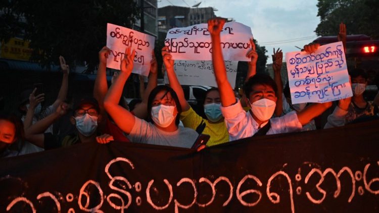 Des manifestants dénonçant le coup d'État du 1er février, à Rangoun, le 10 novembre 2021