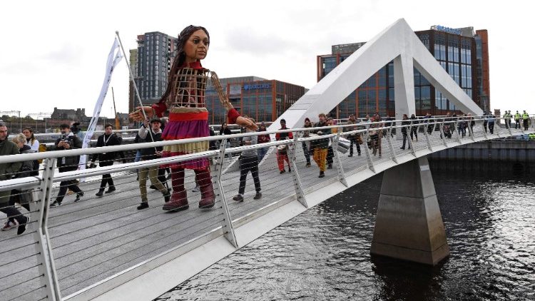La marionetta Amal, simbolo dei bambini rifugiati nel mondo, attraversa il ponte Tradeston di Glasgow (Paul Ellis / Afp)