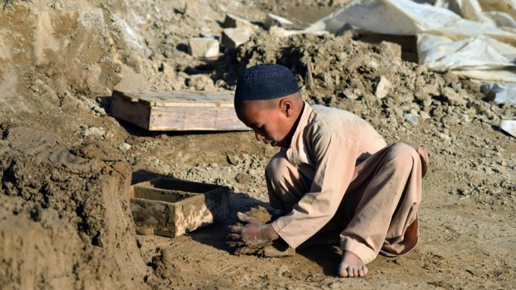 Fëmijë në punë në një fabrikë tullash në Afganistan