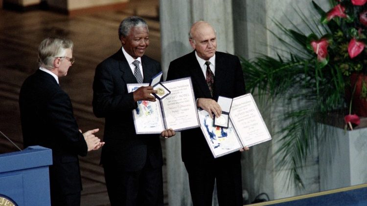 RAIS WA ZAMANI FREDERIK W. DE KLERK NA NELSONO MANDELA WAKIPOKEA TUZO YA AMANI YA NOBEL 1993