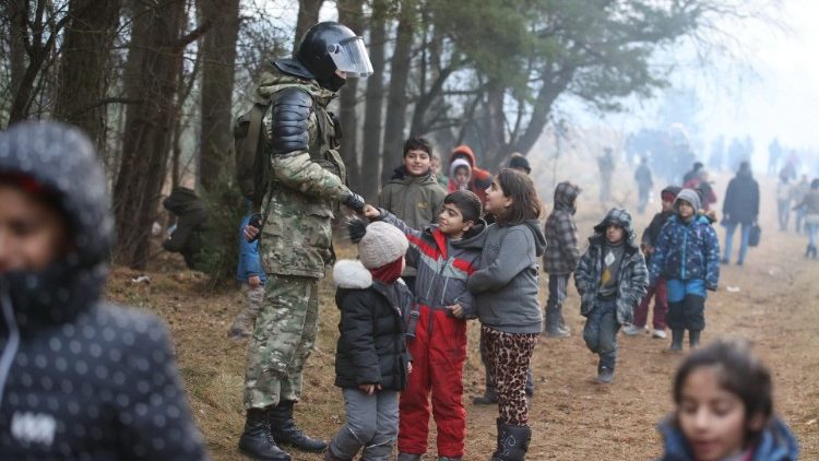 Crianças migrantes na fronteira entre Belarus e a Polônia
