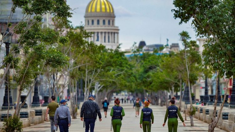 Des policiers dans la rue el Paseo à La Havane, le 15 novembre 2021.  L'opposition cubaine avait prévu manifester pour exiger la libération des prisonniers politiques, bien que les autorités aient interdit la manifestation et empêché ses organisateurs de quitter leur domicile la veille. 