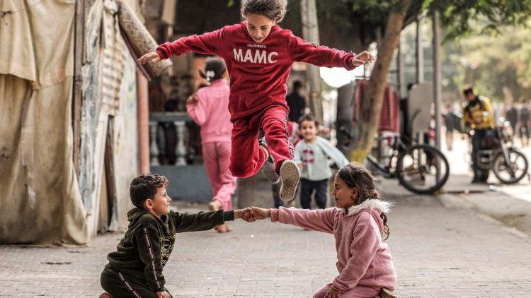 Kinder spielen in einem Flüchtlingslager in Gaza