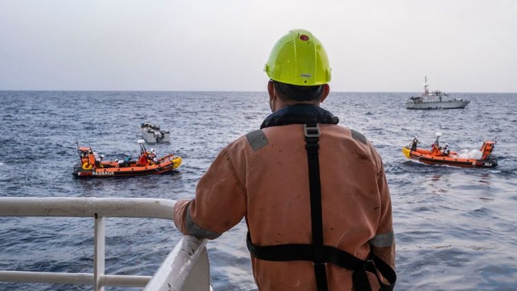 Search and rescue operations to rescue migrants on the Mediterranean sea