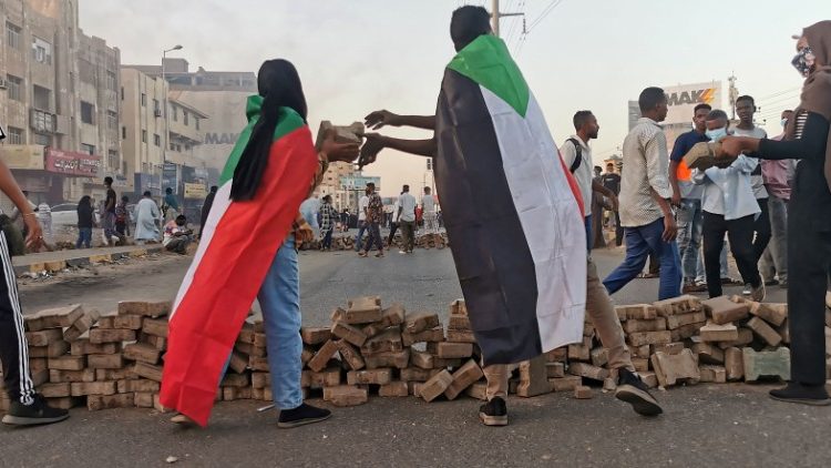 Proteste nelle strade di Khartoum (Photo by Afp)