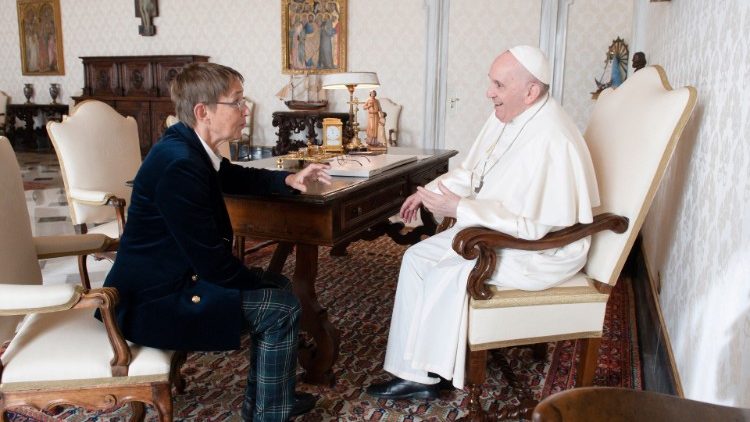 Die italienische Schriftstellerin Susanna Tamaro beim Gespräch mit Papst Franziskus