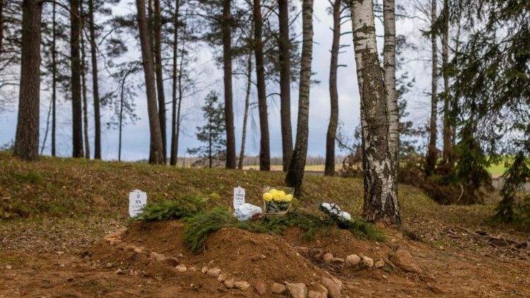 Grabstellen für zwei Flüchtlinge, die beim Versuch der Einreise nach Polen starben, auf dem muslimischen Friedhof Bohoniki
