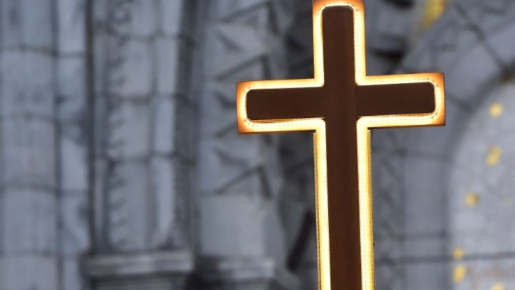 Kreuz bei einer Lourdes-Pilgerfahrt