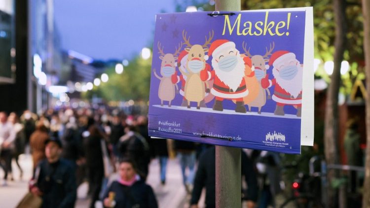 Weihnachtlicher Maskenpflicht Hinweis in Deutschland - auch in Österreich ist Mund-Nasenschutz weiter Pflicht