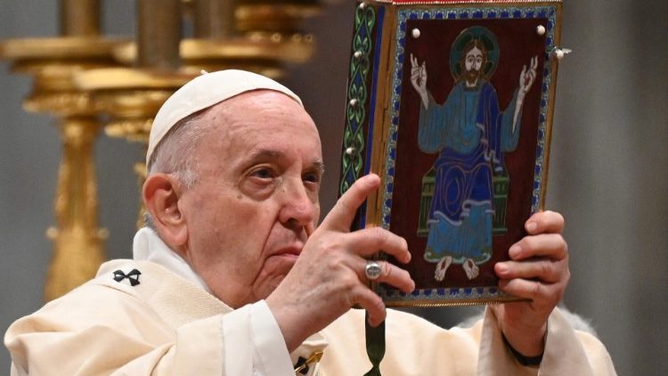 Papst Franziskus mit dem Evangeliar
