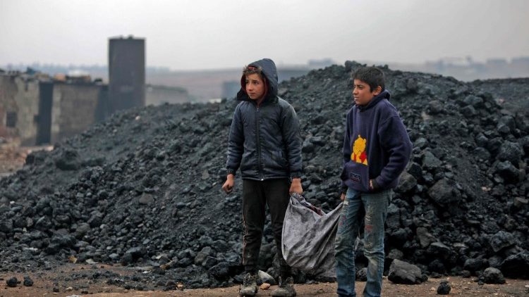Syrische Kinder bei der Arbeit in einer improvisierten Ölraffinerie in al-Bab, November letzten Jahres