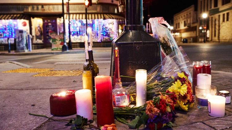 Des bougies déposées sur les lieux de l'incident de Waukesha, dans le Wisconsin.