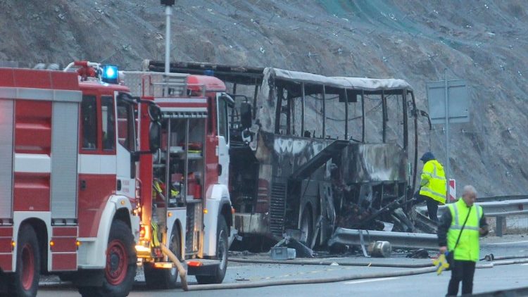 ブルガリア首都ソフィア近郊で起きたバス事故現場　2021年11月23日