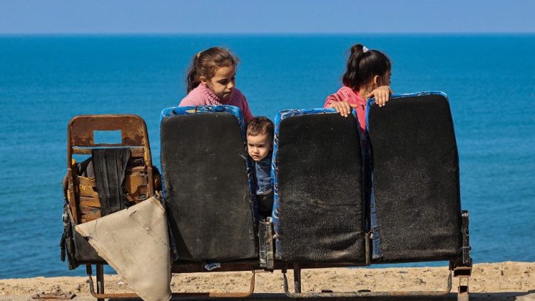 Flyktingbarn vid Medelhavet