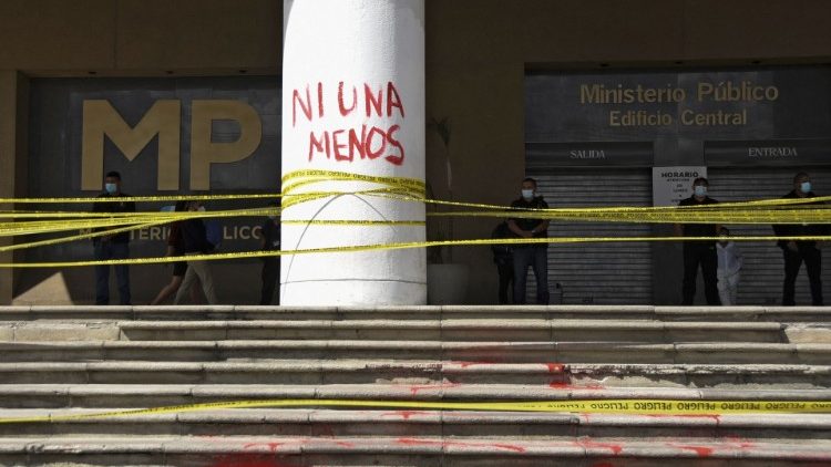 Manifestación frente al edificio del Ministerio Público en Guatemala en el marco del Día por la Eliminación de la Violencia contra la Mujer.